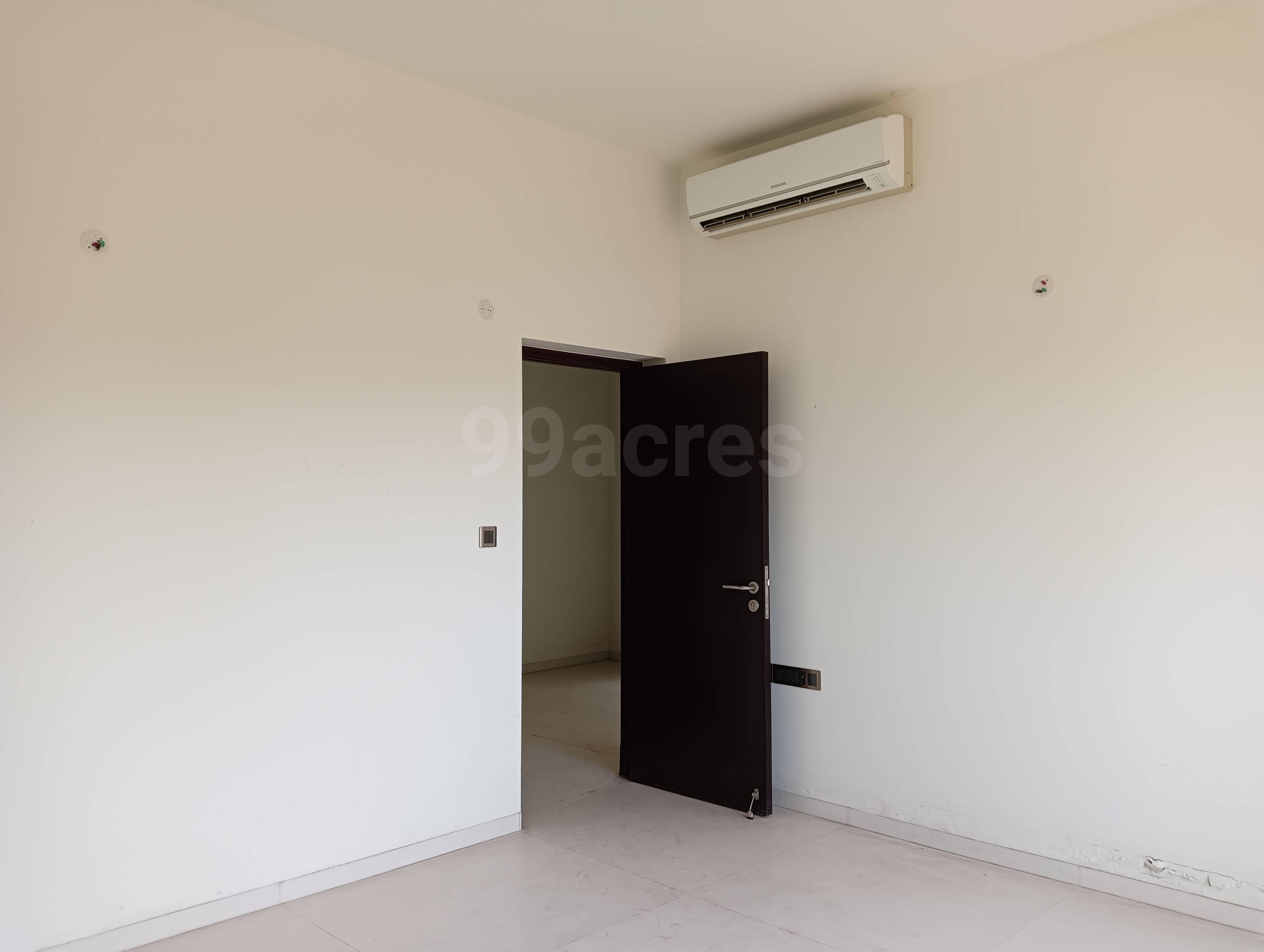 3 BHK + Servant Room 2500 Sq.Ft. Apartment in Silverglades Hightown