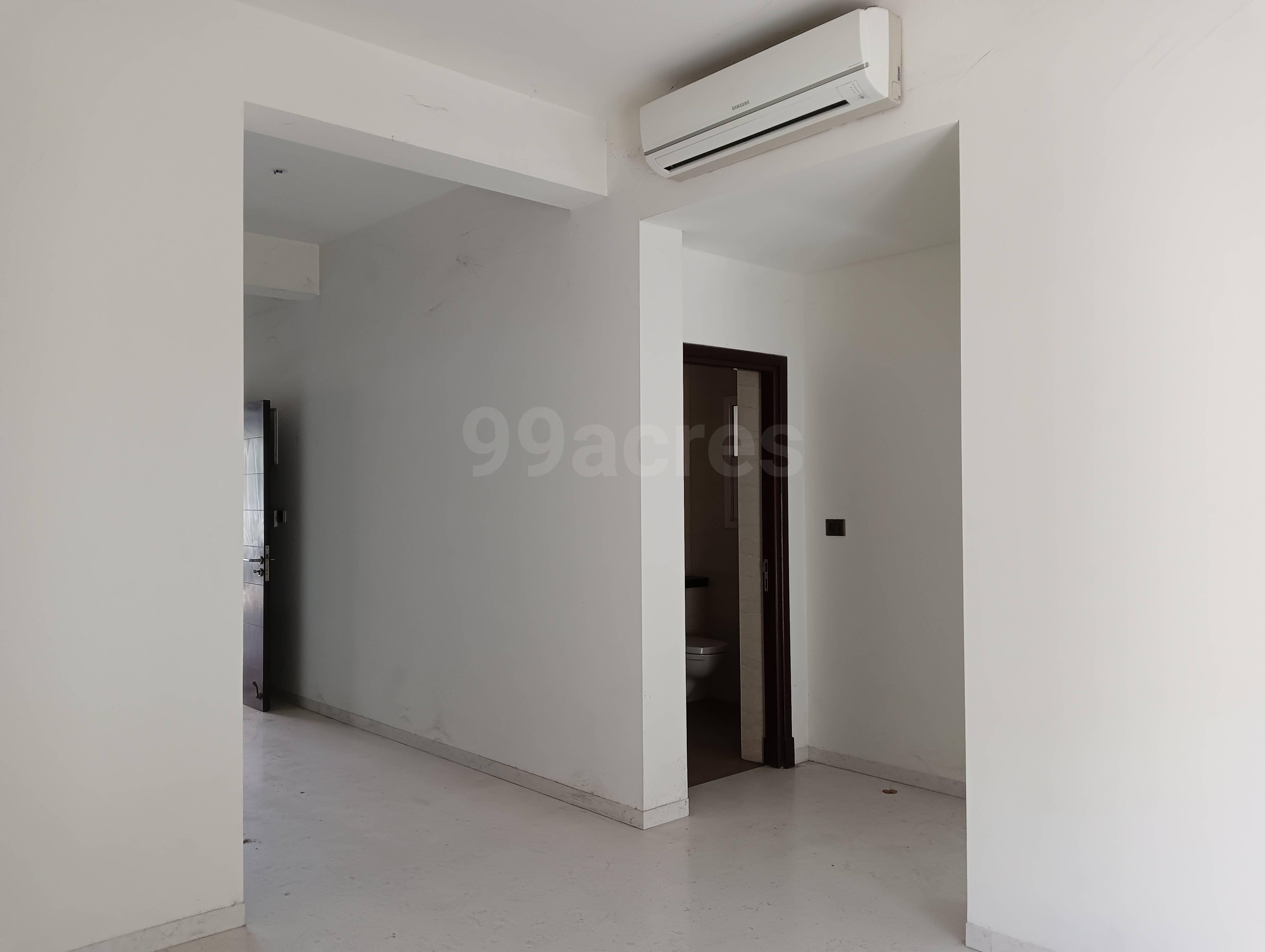 4 BHK + Servant Room Apartment For Sale in Silverglades Hightown
