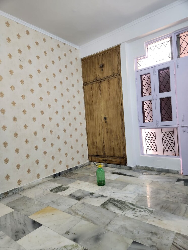 Room, spring-field 1 Bedroom 100 Sq.Yd. Builder Floor In Sector 31 Faridabad 8289663