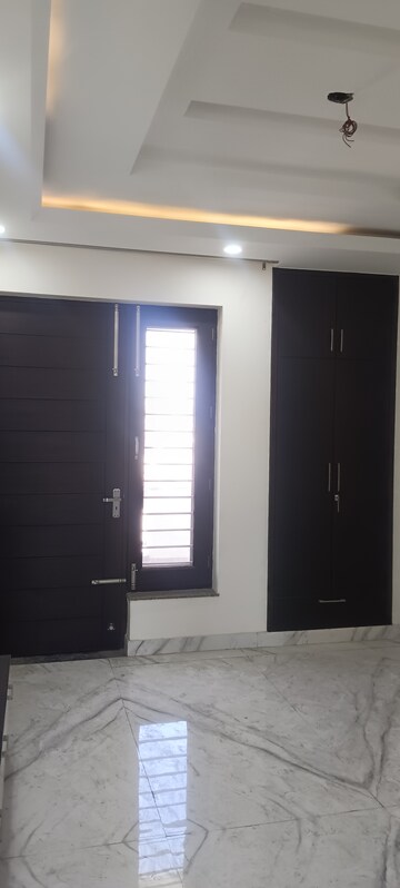 Room in 3 BHK Builder Floor at Sector 9 – for Sale