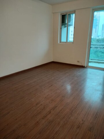 Room in 4 BHK Apartment at DLF The Icon, Dlf Phase V – for Rent