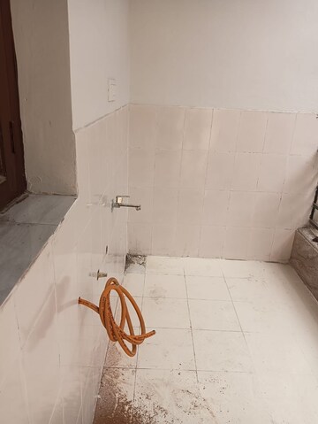 Bathroom in 4 BHK Builder Floor at Unitech South City 1, South City 1 – for Rent