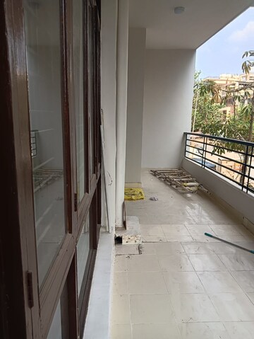 Balcony in 4 BHK Builder Floor at Unitech South City 1, South City 1 – for Rent