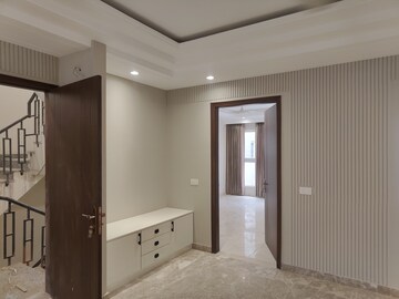 Room in 4 BHK Builder Floor at Unitech South City 1, South City 1 – for Rent