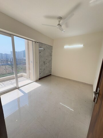 Room in 2.5 BHK Apartment at Signature The Millennia 2, Sector 37d – for Rent