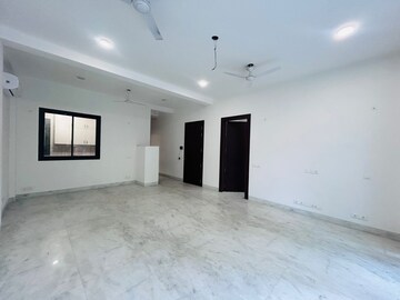 Room in 3 BHK Builder Floor at Ansal Sushant Lok I, Sector 43 – for Rent