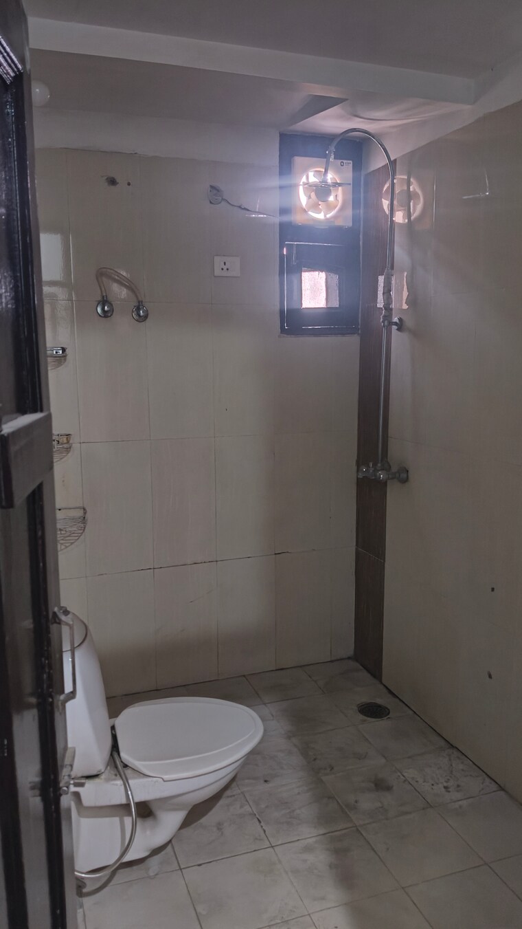 Bathroom, ambala highway 3.5 Bedroom 1800 Sq.Ft. Apartment In Ambala Highway Zirakpur 8290105