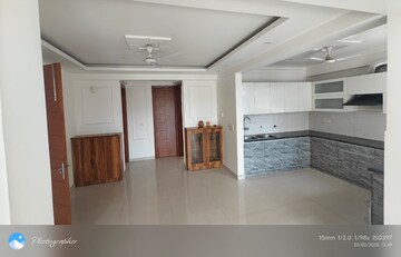 Building Lobby in 3 BHK Builder Floor at Sector 51 – for Rent