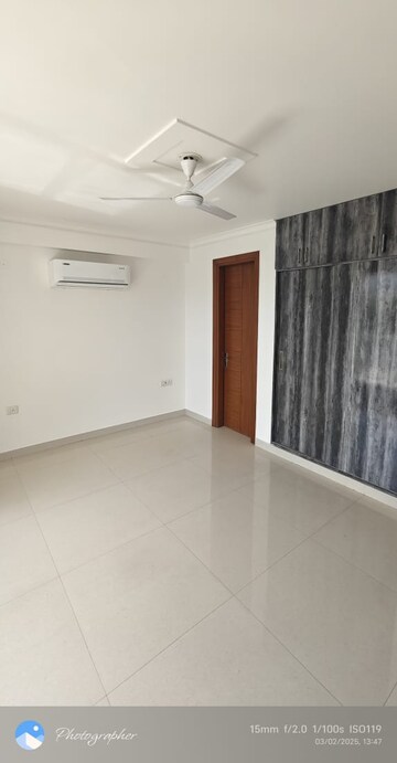 Room in 3 BHK Builder Floor at Sector 51 – for Rent