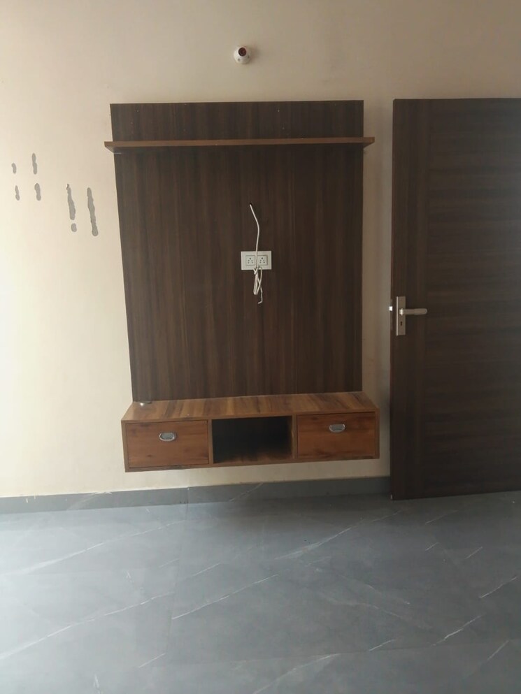 Room, dhakoli village 3 Bedroom 900 Sq.Ft. Builder Floor In Dhakoli Village Zirakpur 8290257