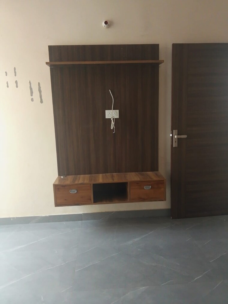 Room, dhakoli village 3 Bedroom 900 Sq.Ft. Builder Floor In Dhakoli Village Zirakpur 8290257