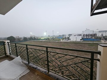 Balcony in 2.5 BHK Builder Floor at Central Park 3 Flower Valley, Sohna Sector 33 – for Rent