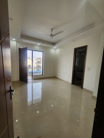 Room in 3 BHK Builder Floor at Ardee City, Sector 52 – for Rent