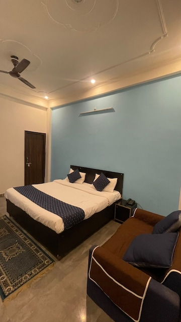 Bedroom in 6+ BHK Independent House at Gomti Nagar – for Rent