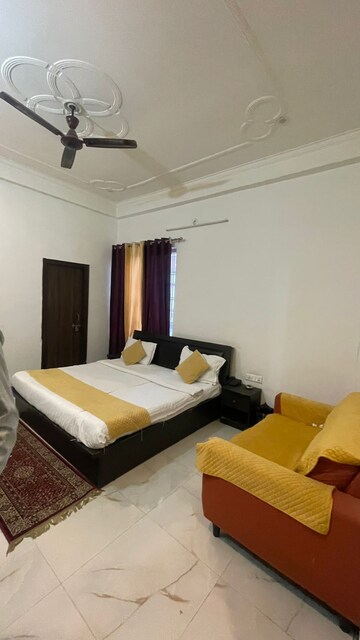 Bedroom in 6+ BHK Independent House at Gomti Nagar – for Rent