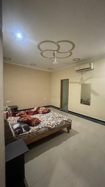 Bedroom in 6+ BHK Independent House at Gomti Nagar – for Rent