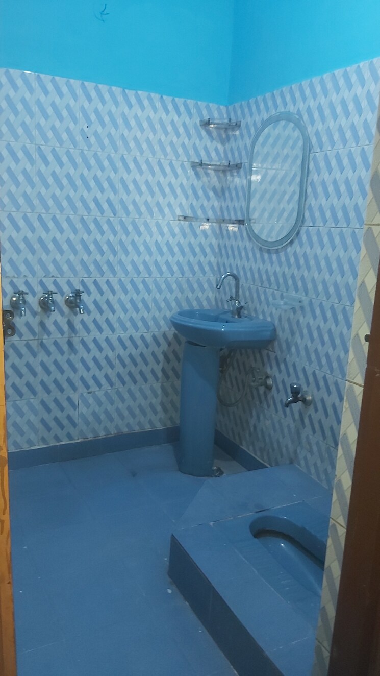 Bathroom, mayur vihar 3.5 Bedroom 1050 Sq.Ft. Builder Floor In Mayur Vihar Delhi 8291141