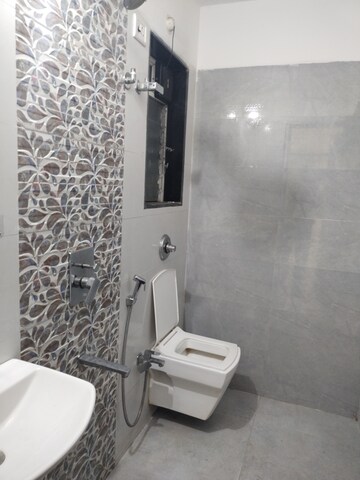 Master Bedroom in 2 BHK Apartment at Kurla East – for Rent