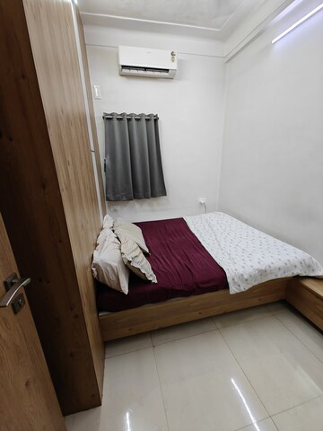 Bedroom in 3 BHK Apartment at Andheri West – for Rent