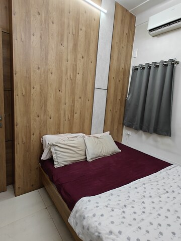 Bedroom in 3 BHK Apartment at Andheri West – for Rent