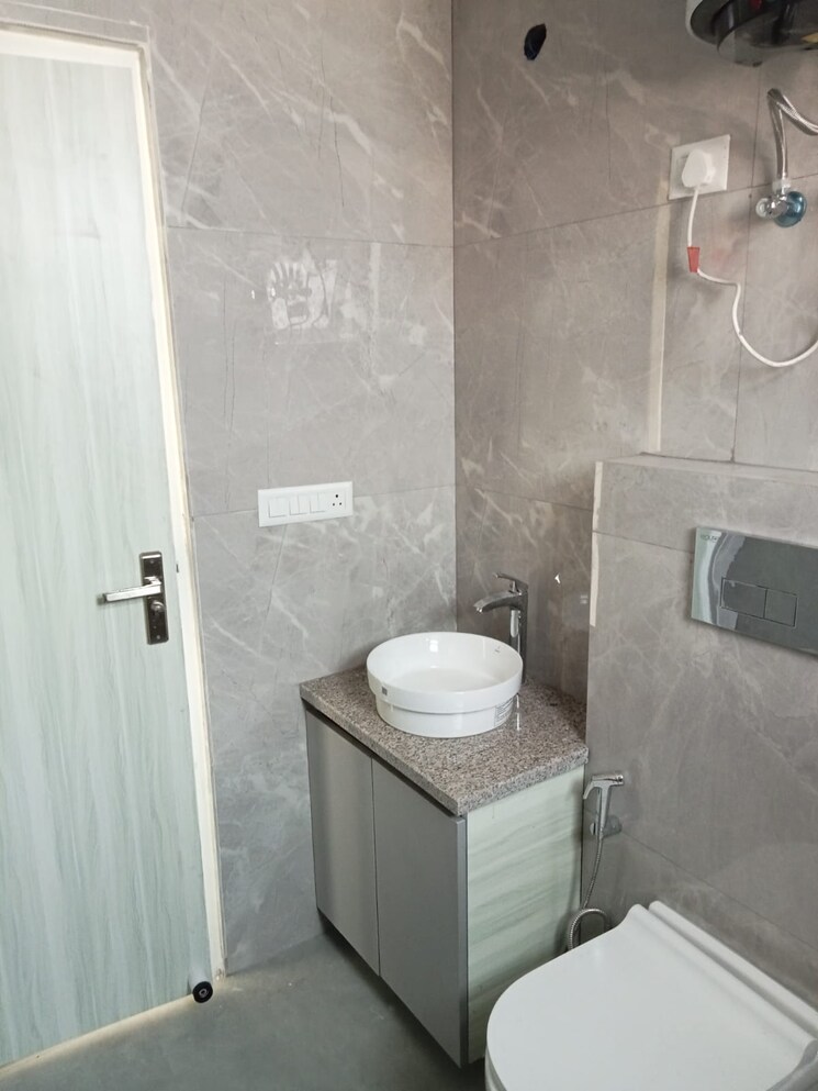 Bathroom, shree-vardhman-victoria 3 Bedroom 1950 Sq.Ft. Apartment In Sector 70 Gurgaon 8291336
