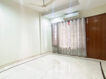 Room in 3 BHK Builder Floor at Vasant Kunj – for Rent