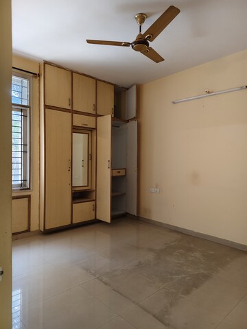 Room in 3 BHK Apartment at Halasuru – for Rent