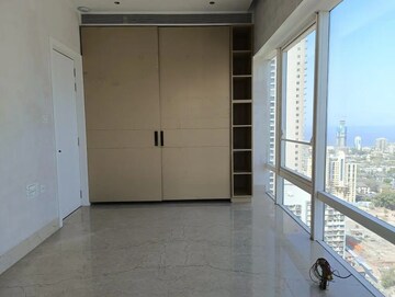 Room in 3 BHK Apartment at Indiabulls Blu, Worli – for Rent