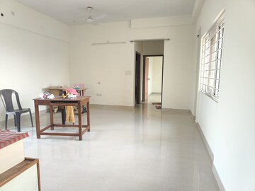 Room in 3 BHK Apartment at Amanora Sterling Towers, Hadapsar – for Rent