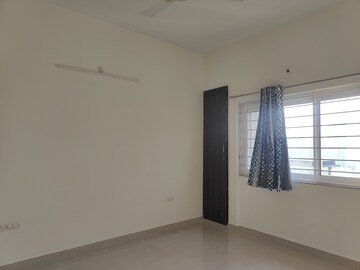 Room in 3 BHK Apartment at Amanora Sterling Towers, Hadapsar – for Rent