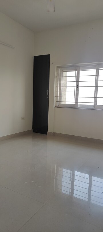 Room in 3 BHK Apartment at Amanora Sterling Towers, Hadapsar – for Rent