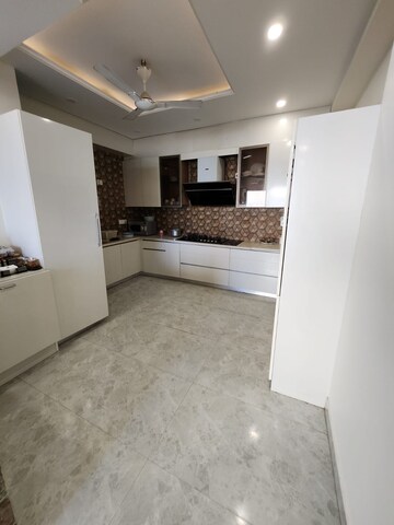 Room in 5 BHK Villa at Orchid Petals, Sector 49 – for Rent
