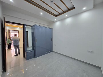Room in 3 BHK Apartment at Sector 20 – for Sale