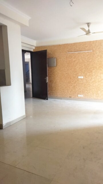 Room in 3 BHK Apartment at Amrapali Silicon City, Sector 76 – for Rent
