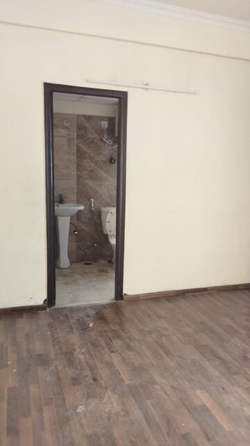 Room in 3 BHK Apartment at Amrapali Silicon City, Sector 76 – for Rent