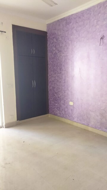 Room in 3 BHK Apartment at Amrapali Silicon City, Sector 76 – for Rent