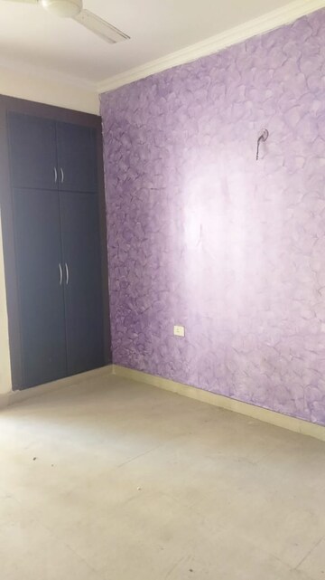 Room in 3 BHK Apartment at Amrapali Silicon City, Sector 76 – for Rent