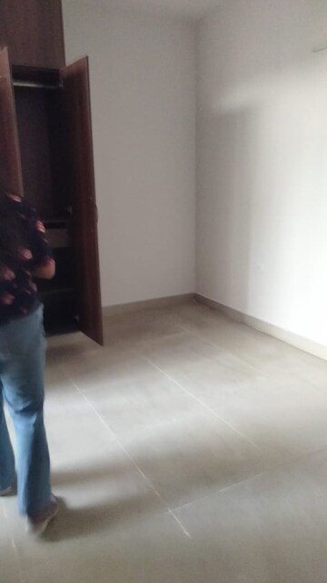 Room in 2 BHK Apartment at Supertech Cape Town, Sector 74 – for Rent