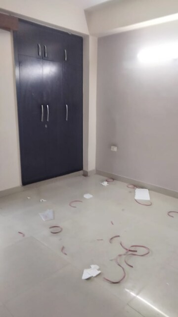 Room in 3 BHK Apartment at Supertech Cape Town, Sector 74 – for Rent