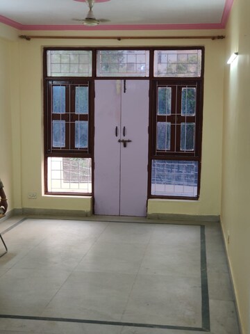 Room in 3 BHK Builder Floor at Unitech South City II, Sector 50 – for Rent