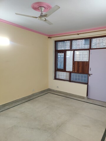 Room in 3 BHK Builder Floor at Unitech South City II, Sector 50 – for Rent