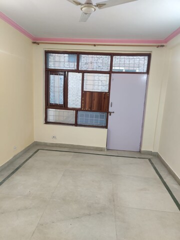 Room in 3 BHK Builder Floor at Unitech South City II, Sector 50 – for Rent