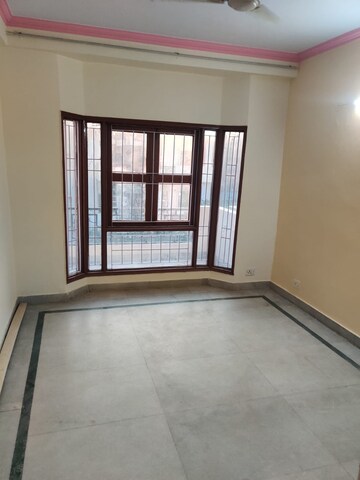 Room in 3 BHK Builder Floor at Unitech South City II, Sector 50 – for Rent