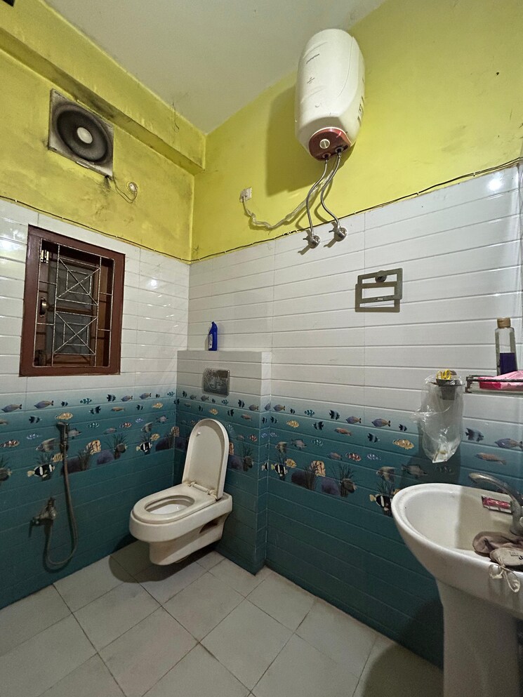 Bathroom, bamunimaidan 4 Bedroom 1600 Sq.Ft. Builder Floor In Bamunimaidan Guwahati 8292096
