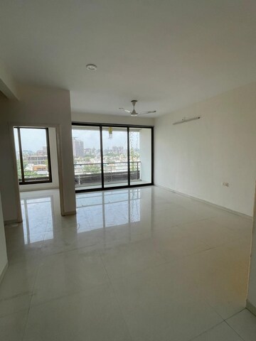 Room in 3 BHK Apartment at Naranpura – for Rent
