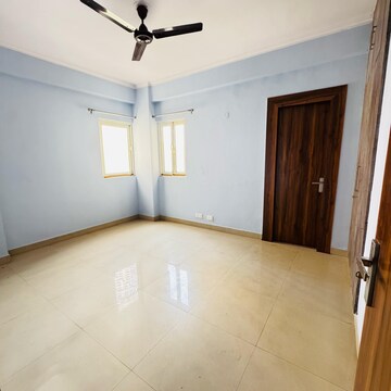 Room in 3 BHK Apartment at Gardenia Golf City, Noida Central – for Rent