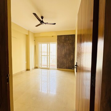 Room in 3 BHK Apartment at Gardenia Golf City, Noida Central – for Rent