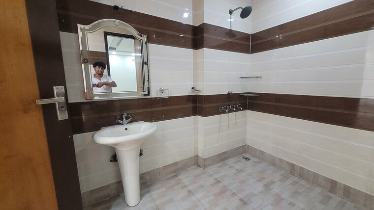 Attached Bathroom, vivek vihar phase 1 4 Bedroom 2700 Sq.Ft. Builder Floor In Vivek Vihar Phase 1 Delhi 8292539