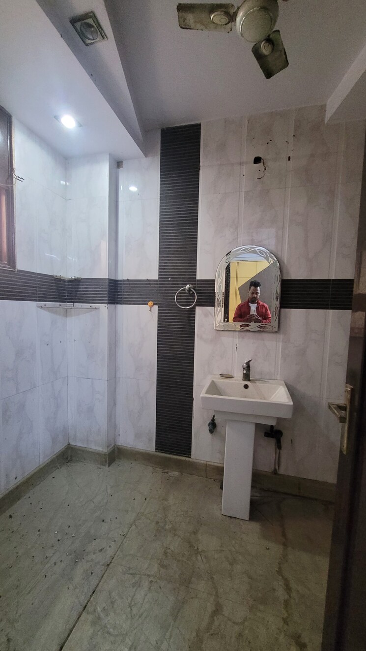 Bathroom, yojna vihar 3 Bedroom 1200 Sq.Ft. Builder Floor In Yojna Vihar Delhi 8292683