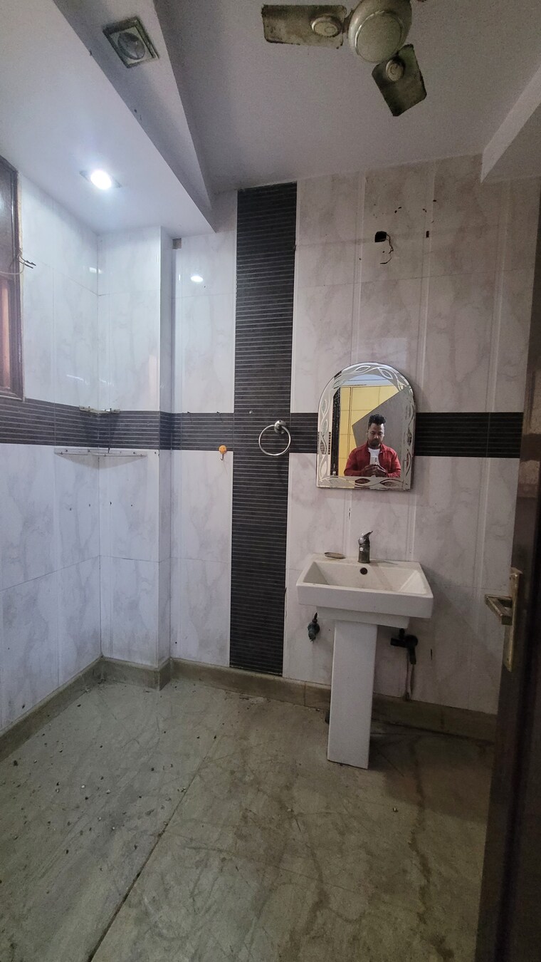 Bathroom, yojna vihar 3 Bedroom 1200 Sq.Ft. Builder Floor In Yojna Vihar Delhi 8292683